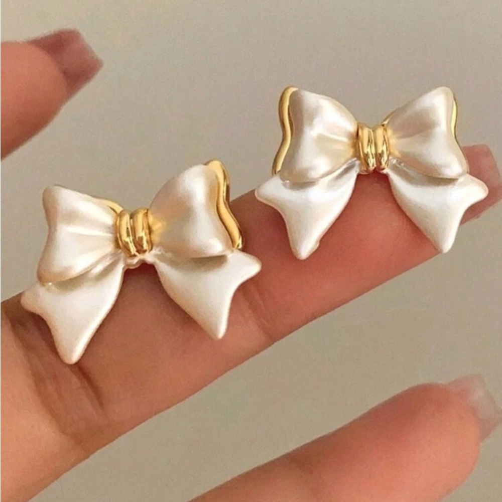 BRAND NEW SUPER CUTE 1 Pair Chic Simple White &Gold Bowknot Elegant Earrings